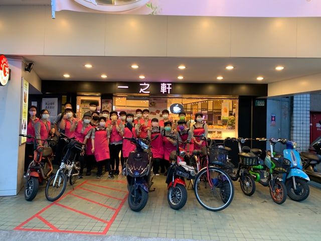 集合式住宅行銷開發案：26 間門市店長在門市前集合，準備走進社區示範開發客群