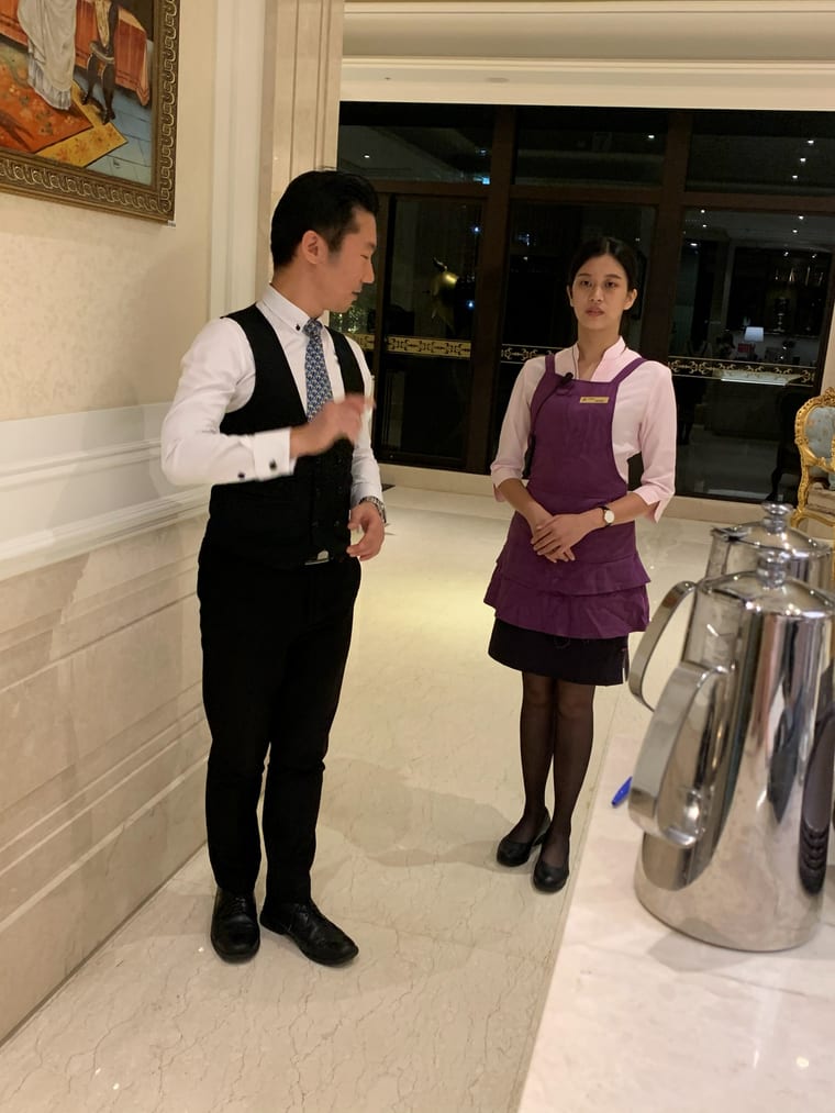 晚間交誼廳的桌邊服務
